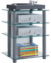 Mehrstöckiges HiFi-Rack mit Glasböden und silbernen Metallstützen, oben mit Plattenspieler, darunter zwei Verstärker und unten Zeitschriftenstapel, perspektivische Ansicht von schräg vorne.