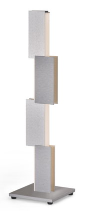 Moderne LED-Stehleuchte mit quadratischem Metallfuß, schlanker Lichtsäule und versetzt angeordneten rechteckigen Paneelen in gebürsteter Silber- und Messingoptik, aus schräger Vorderansicht