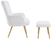 Seitliche Ansicht eines weißen Sessels mit passendem Hocker, beide mit Holzbeinen.