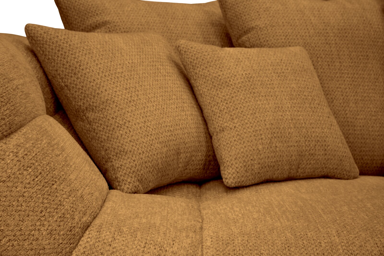 Detailaufnahme aus leicht schräger Vorderansicht: beigefarbenes, strukturiertes Sofa mit weichen Rückenkissen und gepolsterter Sitzfläche