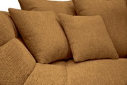 Detailaufnahme aus leicht schräger Vorderansicht: beigefarbenes, strukturiertes Sofa mit weichen Rückenkissen und gepolsterter Sitzfläche
