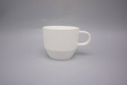 Weiße Kaffeetasse mit geriffelter Oberfläche, seitliche Perspektive