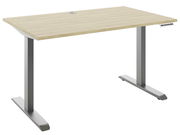 Moderner E-Schreibtisch mit Holzoberfläche und silbernen Metallbeinen, seitliche Perspektive