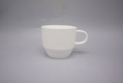 Witte koffiekop met geribbeld oppervlak, zijaanzicht