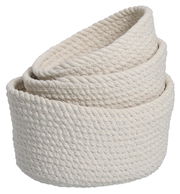 Dreiteiliges Aufbewahrungskorb-Set aus geflochtenem Material in einer gestapelten Perspektive.