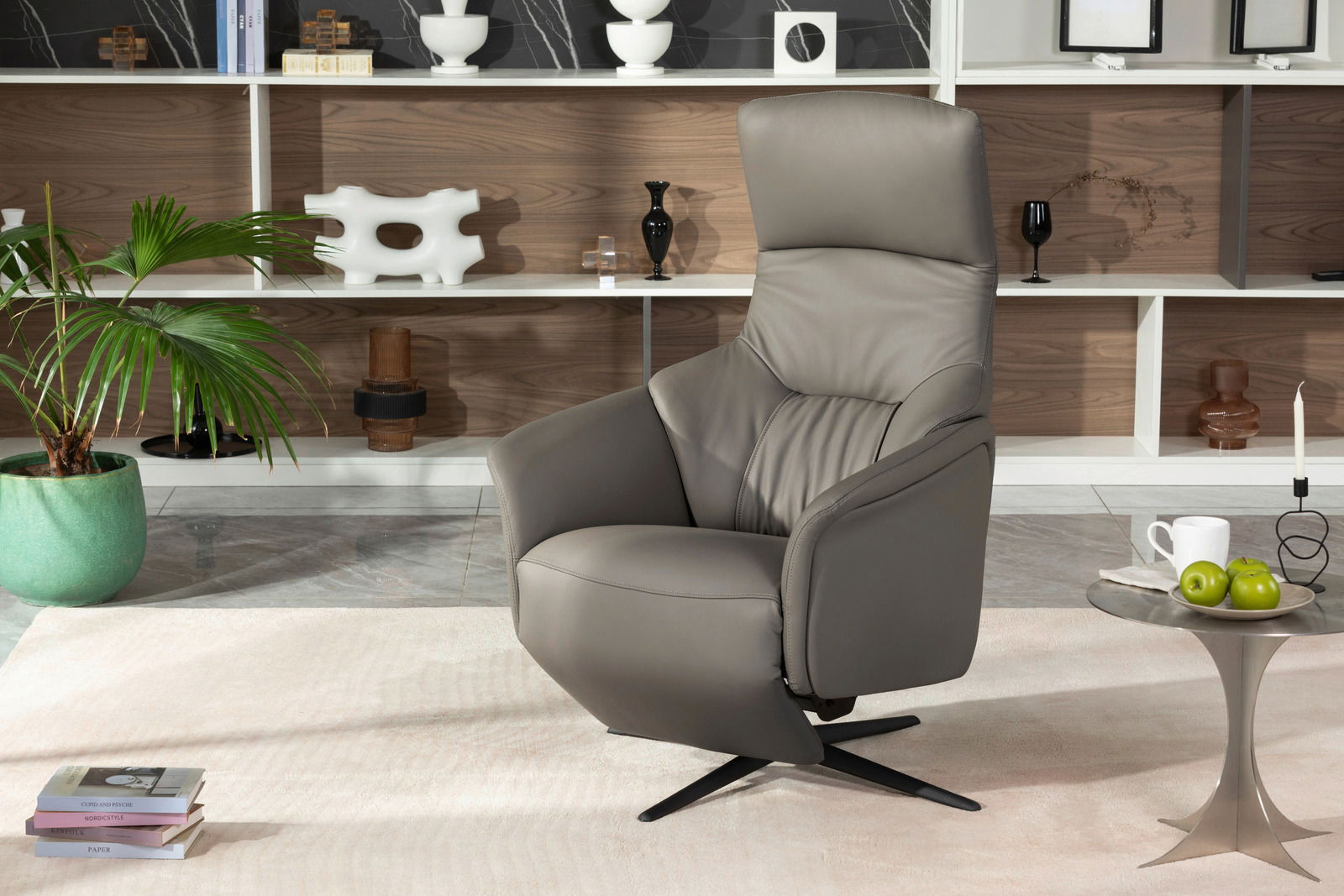 Grauer Relaxsessel in modernem Wohnzimmer, seitliche Perspektive