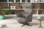 Grauer Relaxsessel in modernem Wohnzimmer, seitliche Perspektive