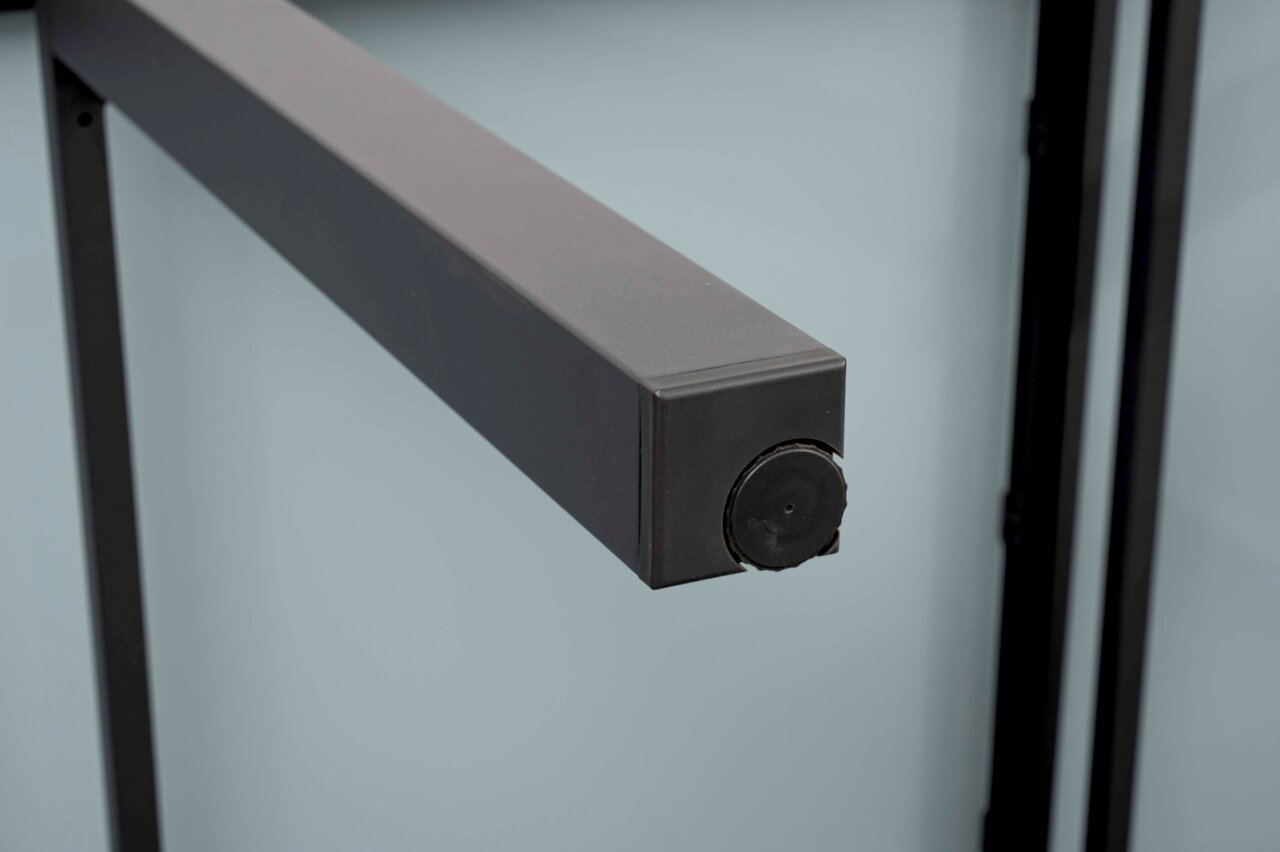 Nahaufnahme eines Tischbeins des Gartentischs Ambia Garden HOUSTON in seitlicher Perspektive.