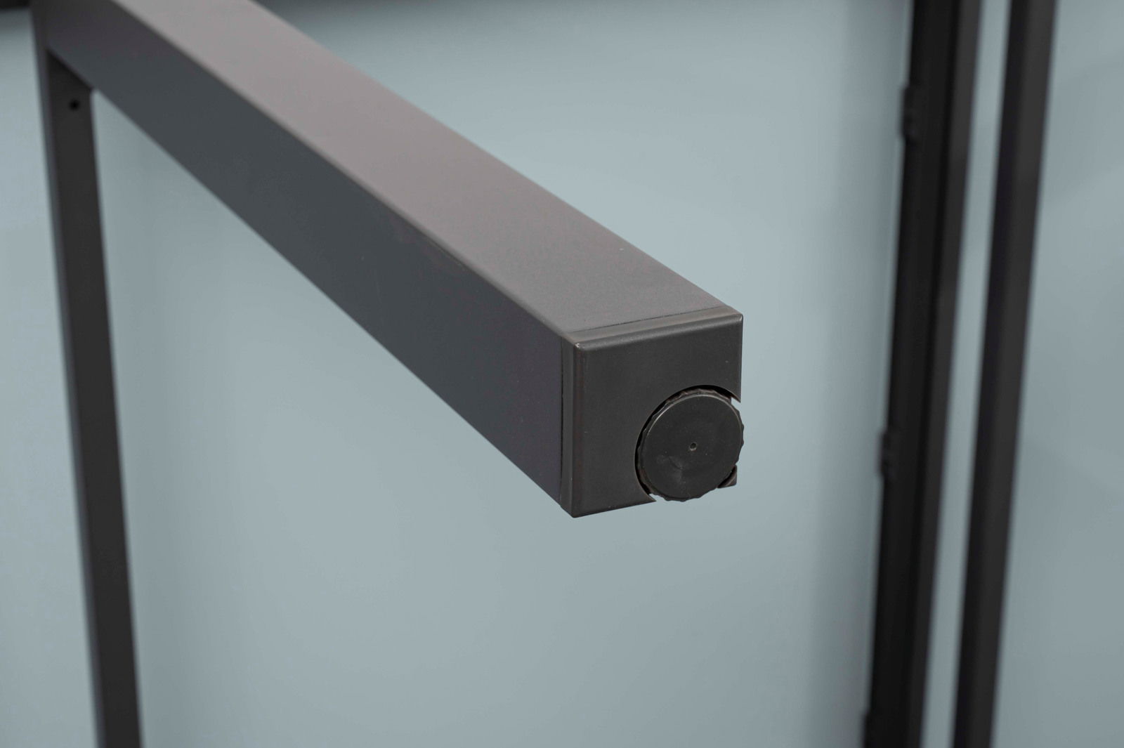 Nahaufnahme eines Tischbeins des Gartentischs Ambia Garden HOUSTON in seitlicher Perspektive.