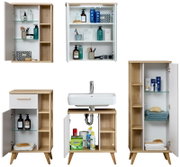 Verschiedene Ansichten von Badezimmer-Unterschränken aus Holz mit weißen Türen, gefüllt mit Pflegeprodukten und Handtüchern. Perspektive: Frontalansicht.