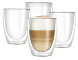 Vier doppelwandige Thermogläser, eines mit Cappuccino gefüllt, aus frontaler Perspektive.