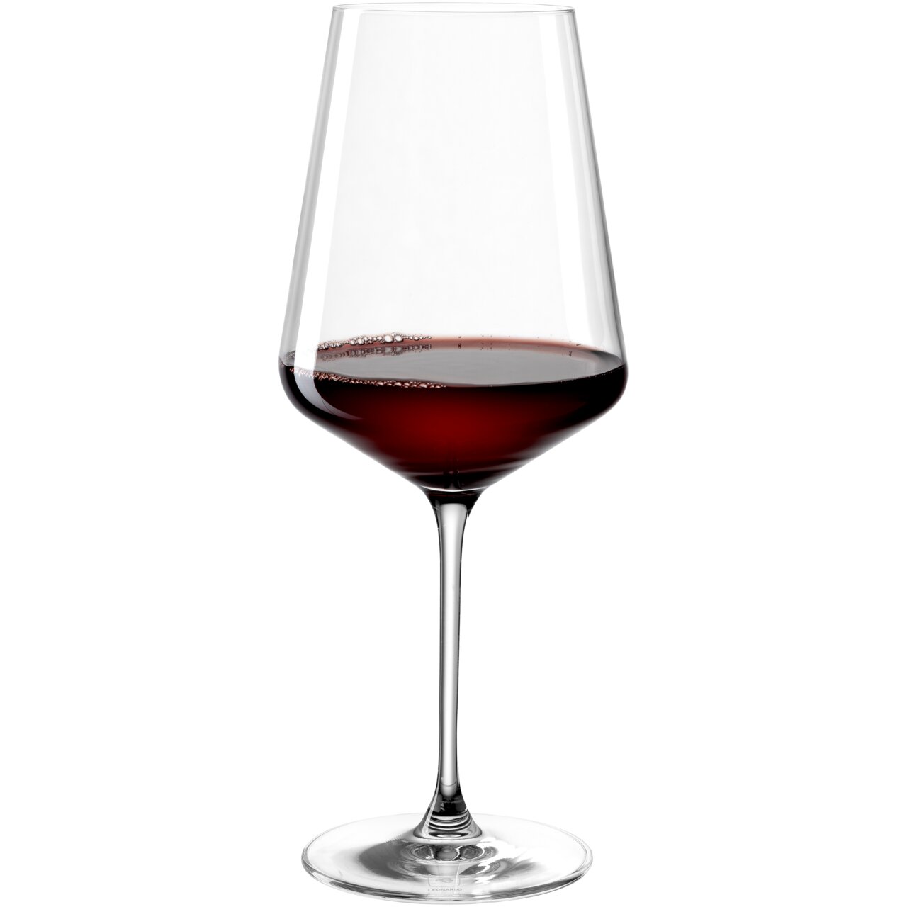 Rotweinglas mit 750ml Fassungsvermögen, gefüllt mit Rotwein, seitliche Perspektive