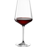 Rotweinglas mit 750ml Fassungsvermögen, gefüllt mit Rotwein, seitliche Perspektive