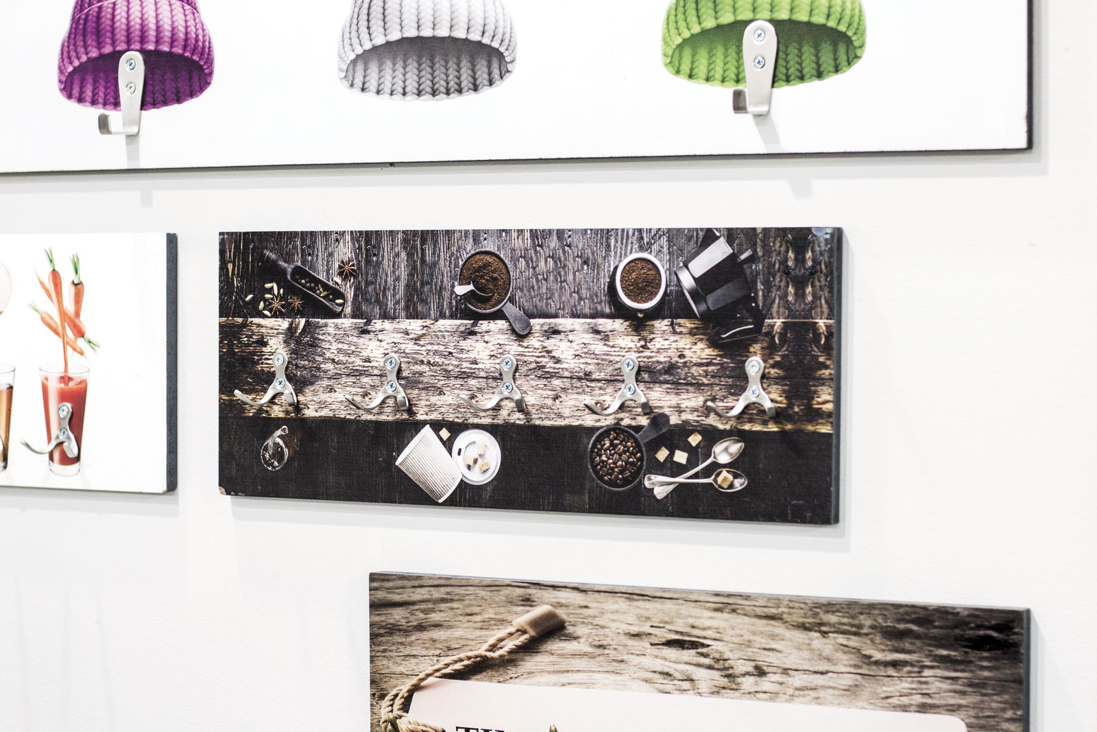 Wandgarderobe mit mehreren Haken, dekoriert mit einem rustikalen Kaffee-Motiv, aus der Frontalperspektive.