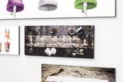 Wandgarderobe mit mehreren Haken, dekoriert mit einem rustikalen Kaffee-Motiv, aus der Frontalperspektive.