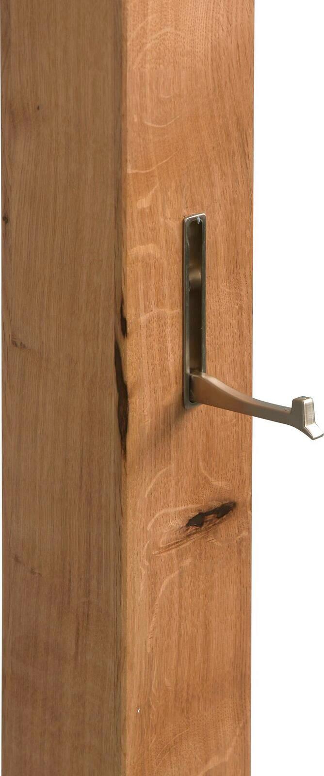 Nahaufnahme einer Garderobe aus Holz mit einem Metallhaken, seitliche Perspektive.
