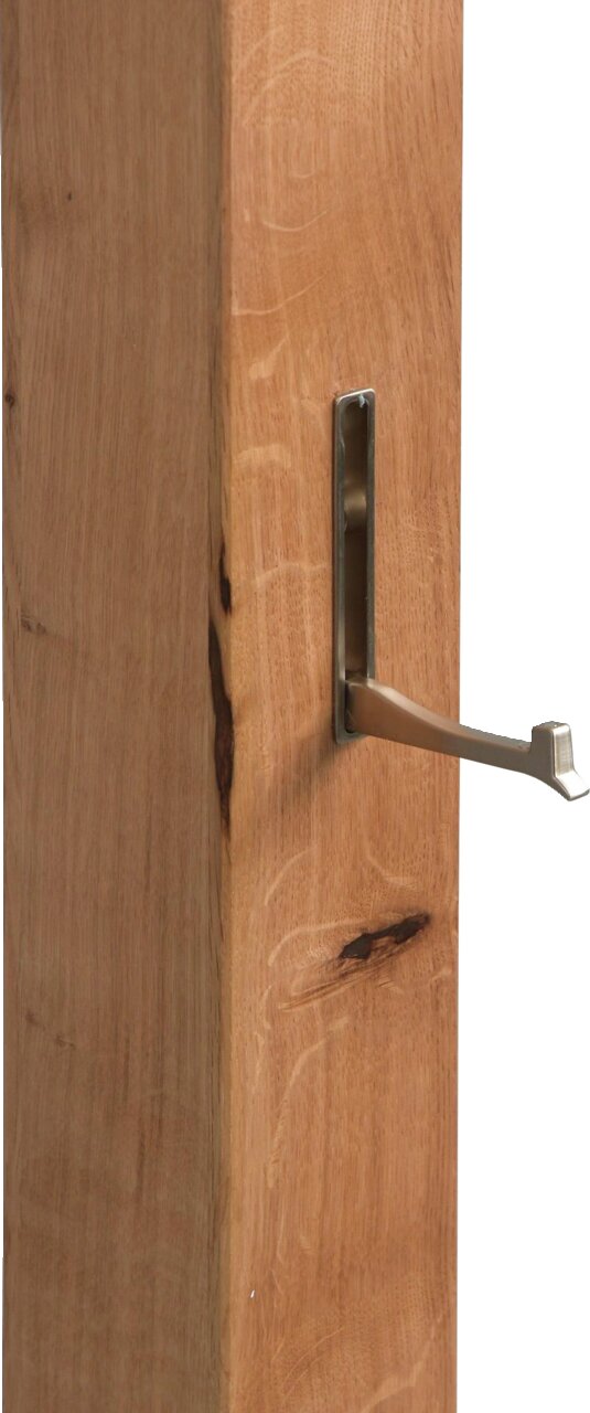 Nahaufnahme einer Garderobe aus Holz mit einem Metallhaken, seitliche Perspektive.