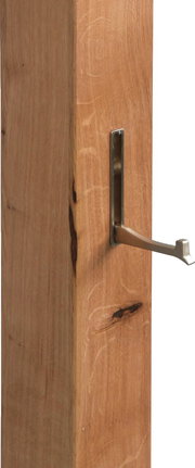 Nahaufnahme einer Garderobe aus Holz mit einem Metallhaken, seitliche Perspektive.