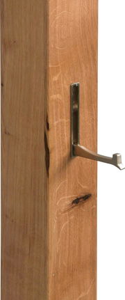 Nahaufnahme einer Garderobe aus Holz mit einem Metallhaken, seitliche Perspektive.