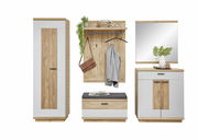 Garderoben-Set in Holzoptik mit weißem Akzent, bestehend aus einem hohen Schrank, einer Wandgarderobe mit Haken und Ablage, einer Sitzbank mit Stauraum und einem Spiegel. Frontalansicht.