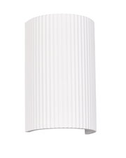 Weiße, geriffelte Wandleuchte/Wandlampe mit halbrundem Schirm, freigestellt vor weißem Hintergrund, frontal in leichter Seitenansicht von vorn aufgenommen