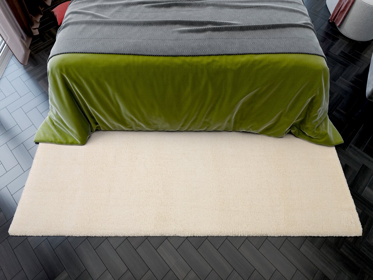 Beige Teppich Soft Dream ca. 80x300cm vor einem Bett mit grüner Bettdecke, Draufsicht