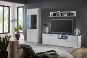 Moderne Wohnzimmer-Wandkombination in Weiß mit Vitrine, TV-Schrank und Regal, seitliche Perspektive.