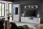Moderne Wohnzimmer-Wandkombination in Weiß mit Vitrine, TV-Schrank und Regal, seitliche Perspektive.