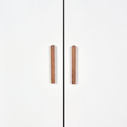 Vorderansicht eines weißen Kleiderschranks mit zwei Holztürgriffen.