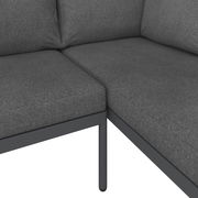 Nahaufnahme einer grauen Loungegarnitur mit Metallrahmen, Perspektive von oben auf die Ecke der Sitzfläche.