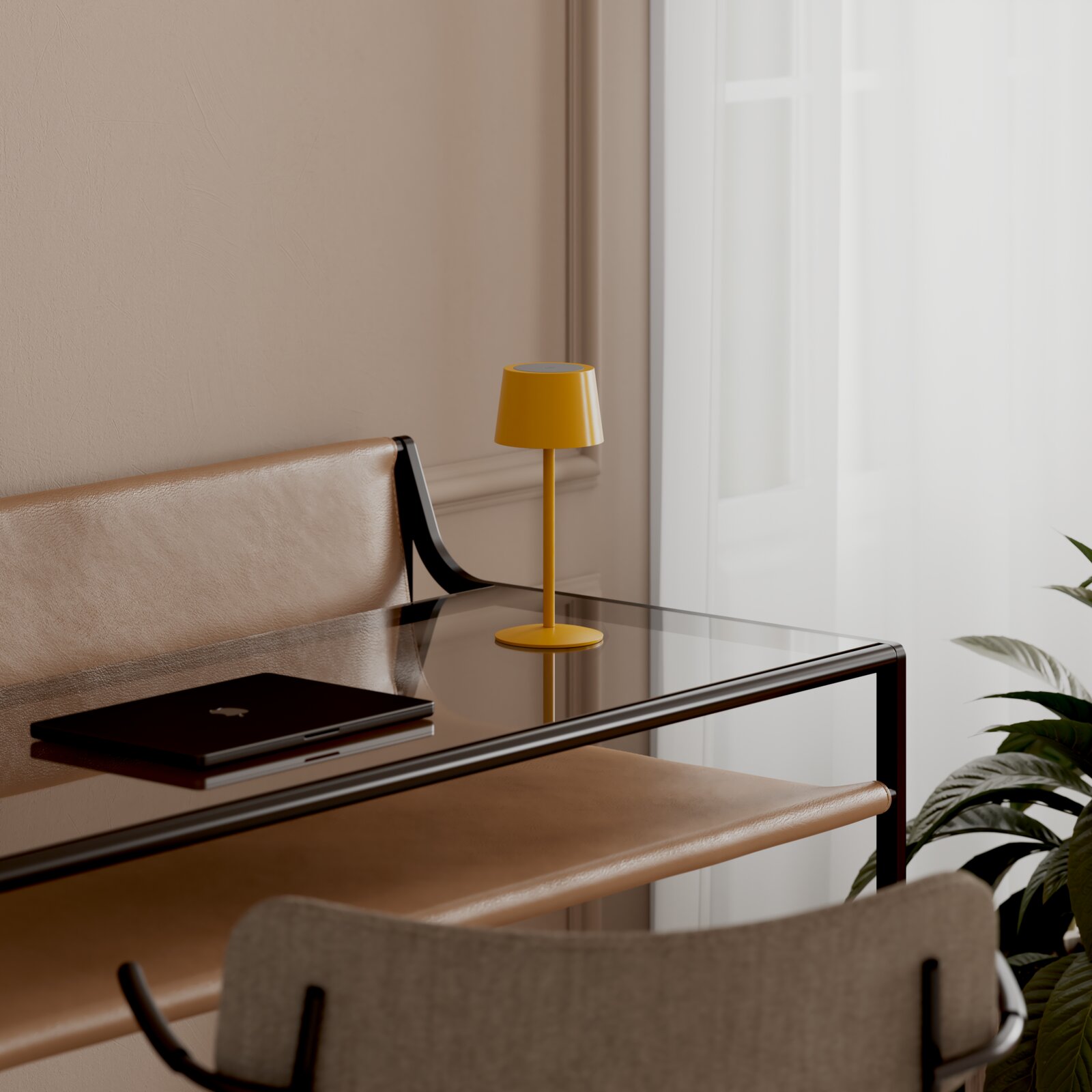 Gelbe, minimalistische Tischlampe auf einem Glas-Beistelltisch neben einem Ledersofa in hellem Wohnraum, seitliche Perspektive