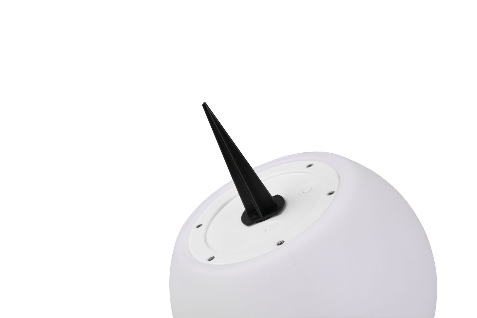 Nahaufnahme der Unterseite einer weißen Solarleuchte mit schwarzem Erdspieß, perspektivisch von unten fotografiert.