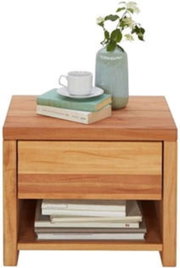 Nachtkästchen aus Holz mit einer Schublade und einem offenen Fach, darauf stehen Bücher, eine Tasse und eine Vase mit Blumen, frontale Perspektive