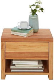 Nachtkästchen aus Holz mit einer Schublade und einem offenen Fach, darauf stehen Bücher, eine Tasse und eine Vase mit Blumen, frontale Perspektive