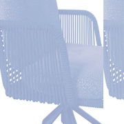 Nahaufnahme eines modernen Armlehnstuhls mit grauem Stoffbezug und schwarzen Seilarmlehnen, seitliche Perspektive