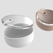 Zwei Frischhaltedosen in verschiedenen Farben, eine in Weiß und eine in Beige, mit transparenten Deckeln, aus einer leicht seitlichen Perspektive fotografiert.