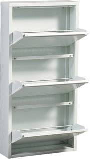 Weißer, schmaler Metallschuhschrank mit drei nach vorne aufgeklappten Klappen, frontal in leichter Seitenperspektive von links fotografiert
