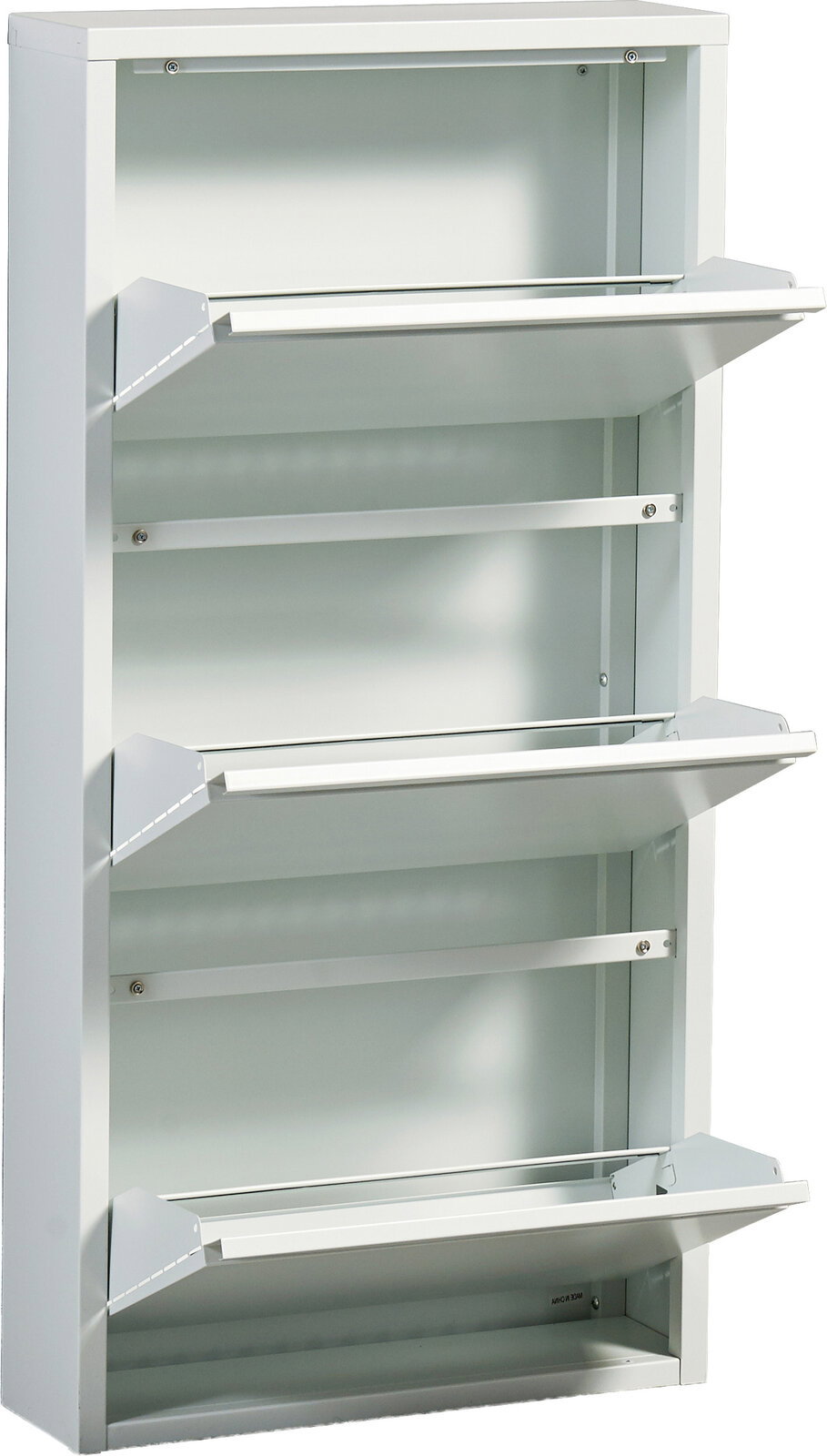 Weißer, schmaler Metallschuhschrank mit drei nach vorne aufgeklappten Klappen, frontal in leichter Seitenperspektive von links fotografiert
