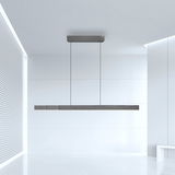 Moderne Pendelleuchte PURE-MOTO-RISE von Paul Neuhaus in einem minimalistischen Raum, seitliche Perspektive