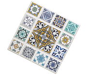 Untersetzer im marokkanischen Stil mit bunten, geometrischen Mustern, aus der Vogelperspektive fotografiert.