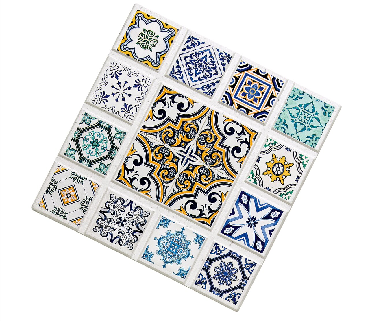 Untersetzer im marokkanischen Stil mit bunten, geometrischen Mustern, aus der Vogelperspektive fotografiert.