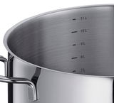 Nahaufnahme eines Edelstahl-Suppentopfs CAPRI, 28 cm, mit innenliegender Literskala und seitlichem Griff.