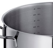 Nahaufnahme eines Edelstahl-Suppentopfs CAPRI, 28 cm, mit innenliegender Literskala und seitlichem Griff.