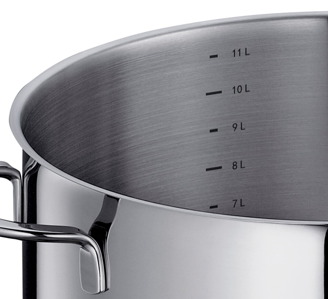 Nahaufnahme eines Edelstahl-Suppentopfs CAPRI, 28 cm, mit innenliegender Literskala und seitlichem Griff.