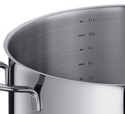 Nahaufnahme eines Edelstahl-Suppentopfs CAPRI, 28 cm, mit innenliegender Literskala und seitlichem Griff.