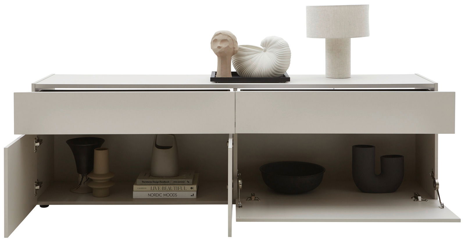 Frontale Ansicht eines modernen TV-Lowboards in hellem Beige mit offenen Fächern, dekoriert mit Büchern, Vasen und einer Tischlampe.