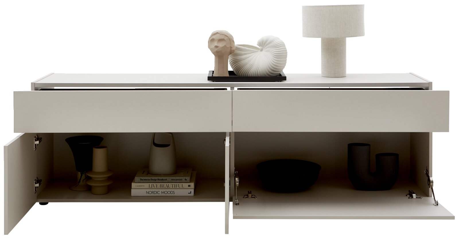 Frontale Ansicht eines modernen TV-Lowboards in hellem Beige mit offenen Fächern, dekoriert mit Büchern, Vasen und einer Tischlampe.