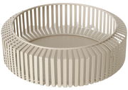 Runde, beige Schale mit vertikalen Streben, aus seitlicher Perspektive fotografiert.