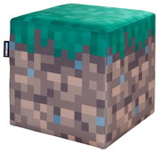 Kubusvormige Minecraft-poef in pixelstijl (gras- en steenblok), vrijstaand op een witte achtergrond, in schuin vooraanzicht