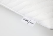 Nahaufnahme eines weißen Schlafkissens mit TEMPUR-Label, Perspektive von der Seite